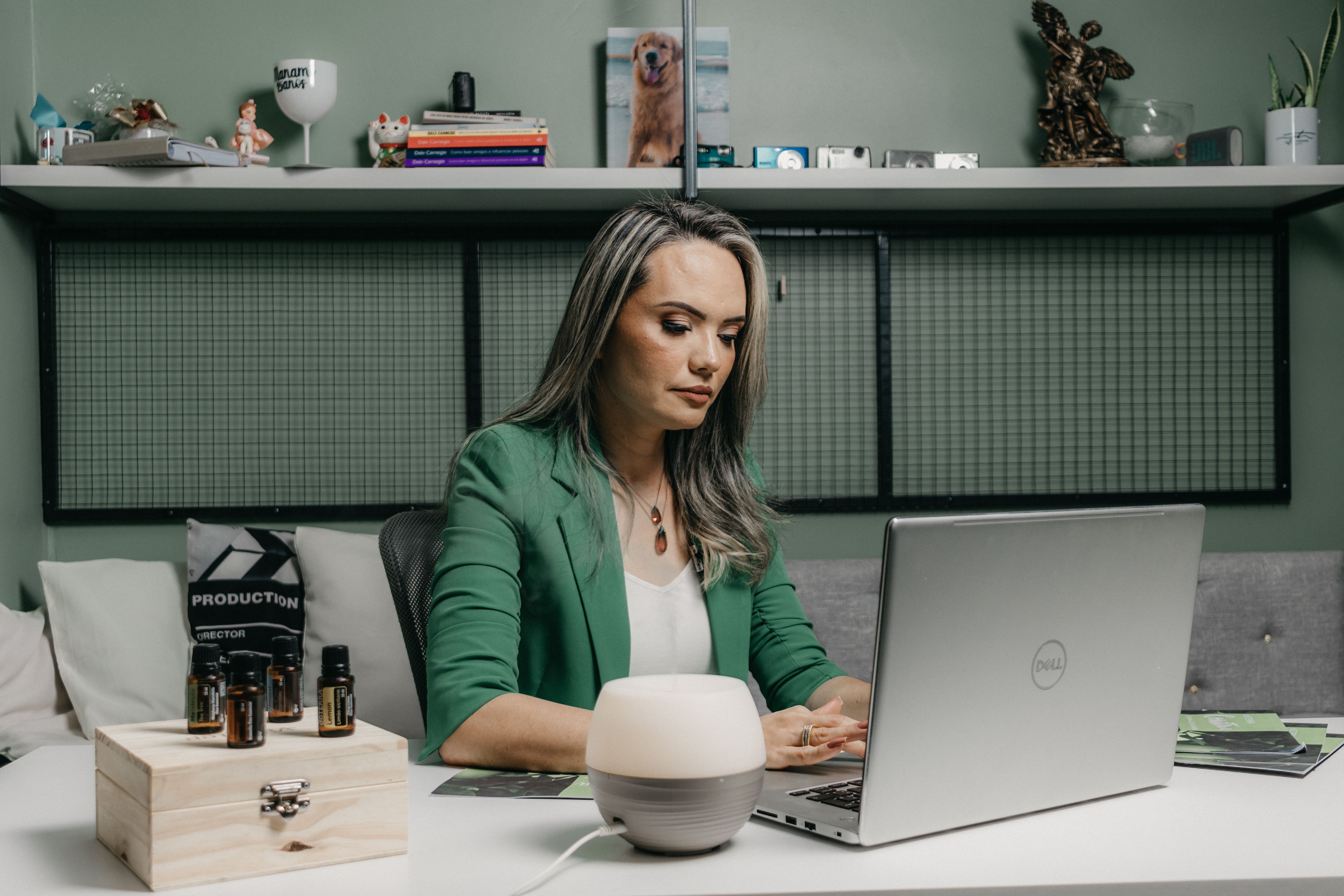 Empreendedora de beleza gerenciando estoque e vendas na loja